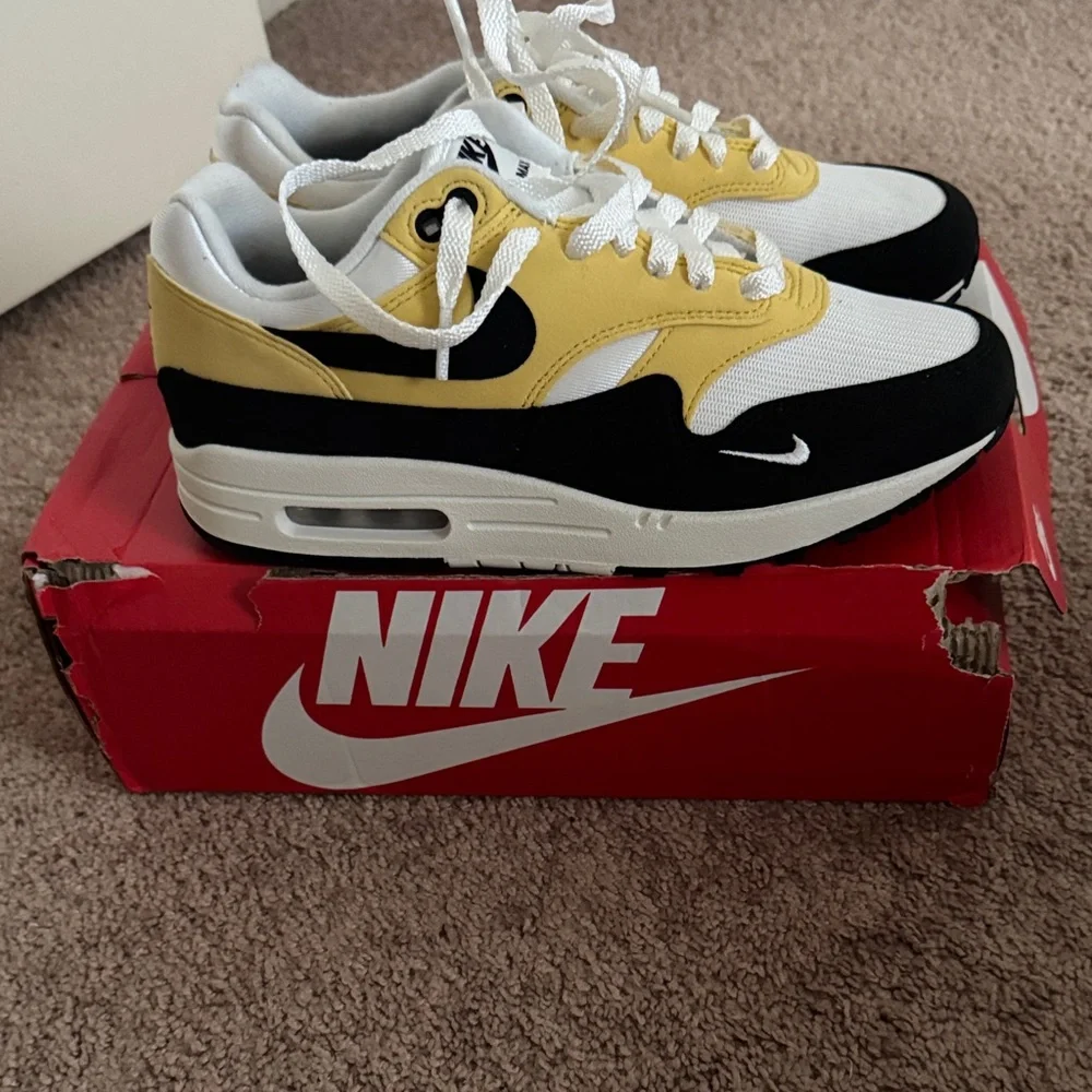 Nike Low-Top Sneakers in White, Yellow & Black NWT - Picture 1 of 6